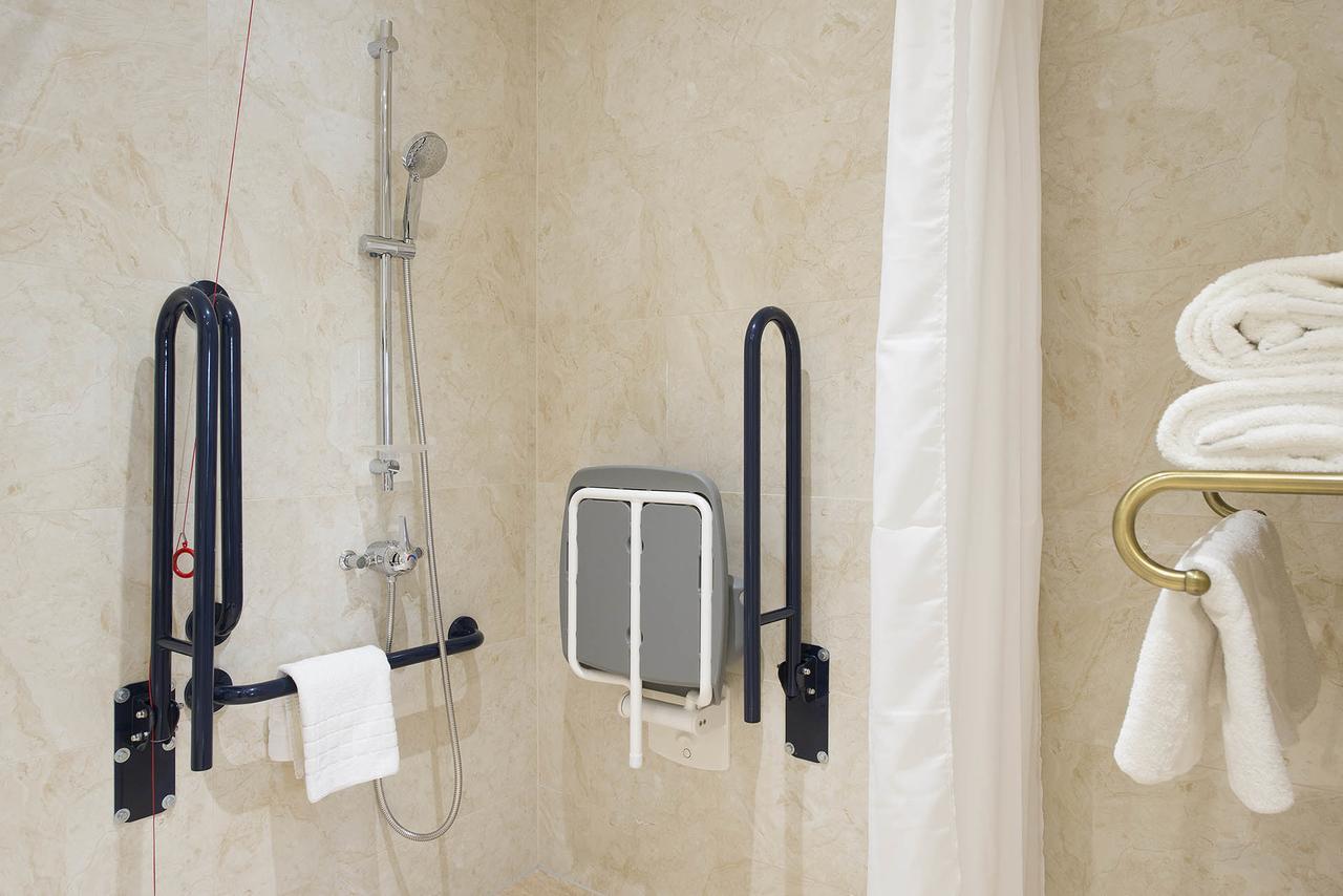 The George Street Hotel Oxford Exterior foto Disabled shower facilities