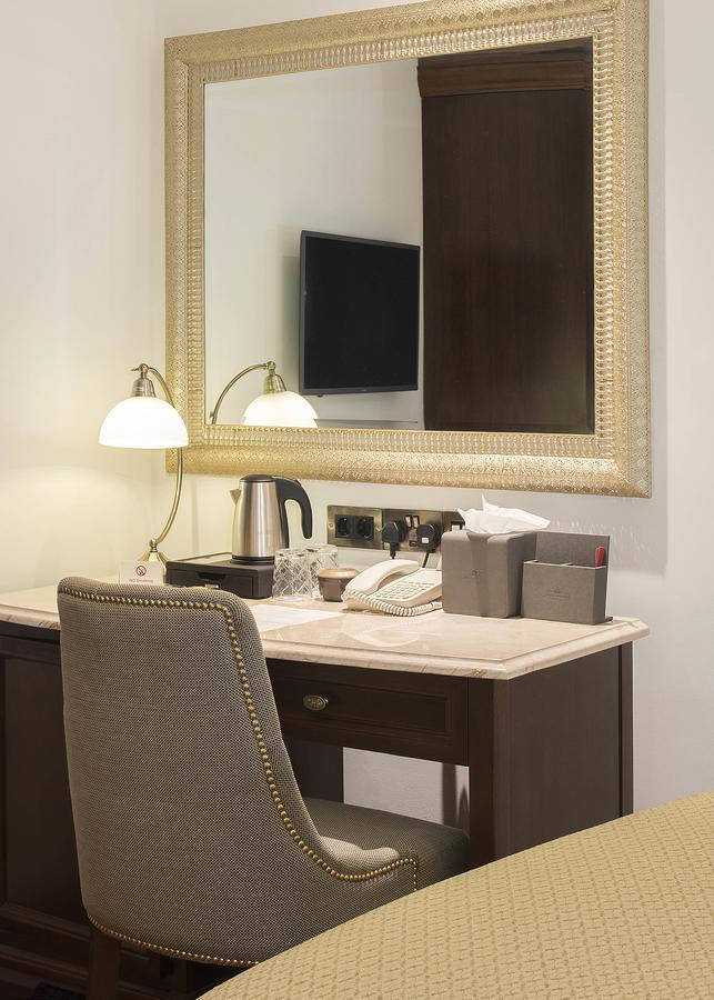 The George Street Hotel Oxford Exterior foto A hotel room desk with a telephone, a kettle, and a television