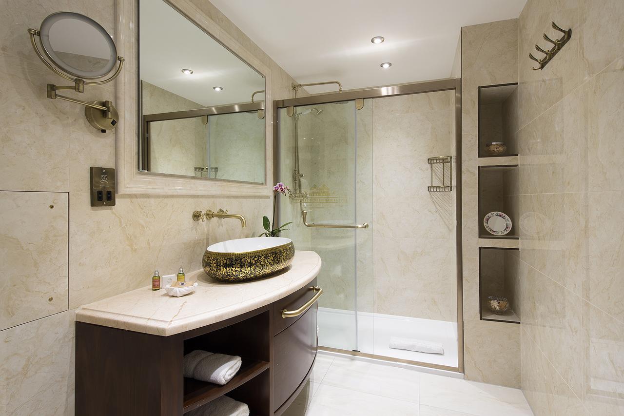 The George Street Hotel Oxford Exterior foto A bathroom with a shower enclosure